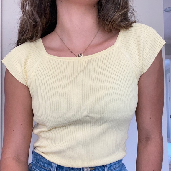 Beautiful Ribbed Yellow Top - Picture 3 of 3